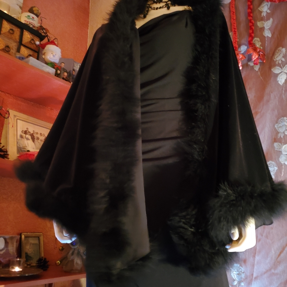 🖤Black Velvet Cape with Marabou feathers 🖤 - Picture 16 of 16